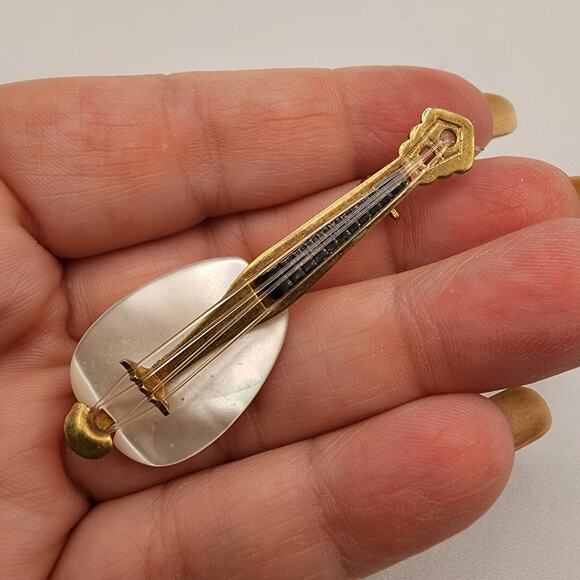 Vintage Mandolin or Lute Brooch Mother of Pearl & Brass, Nylon Strings Music Pin - Picture 5 of 7
